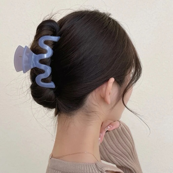 Wavy Hair Claw - Picture 2 of 2